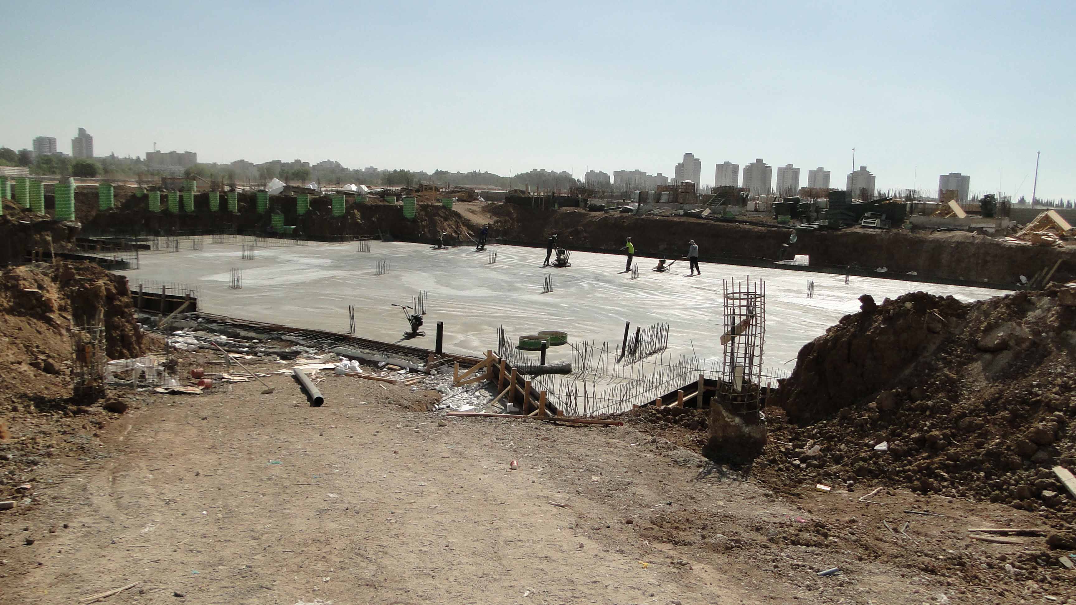 אתר בניה, איטום בטון, בניית יסודות,