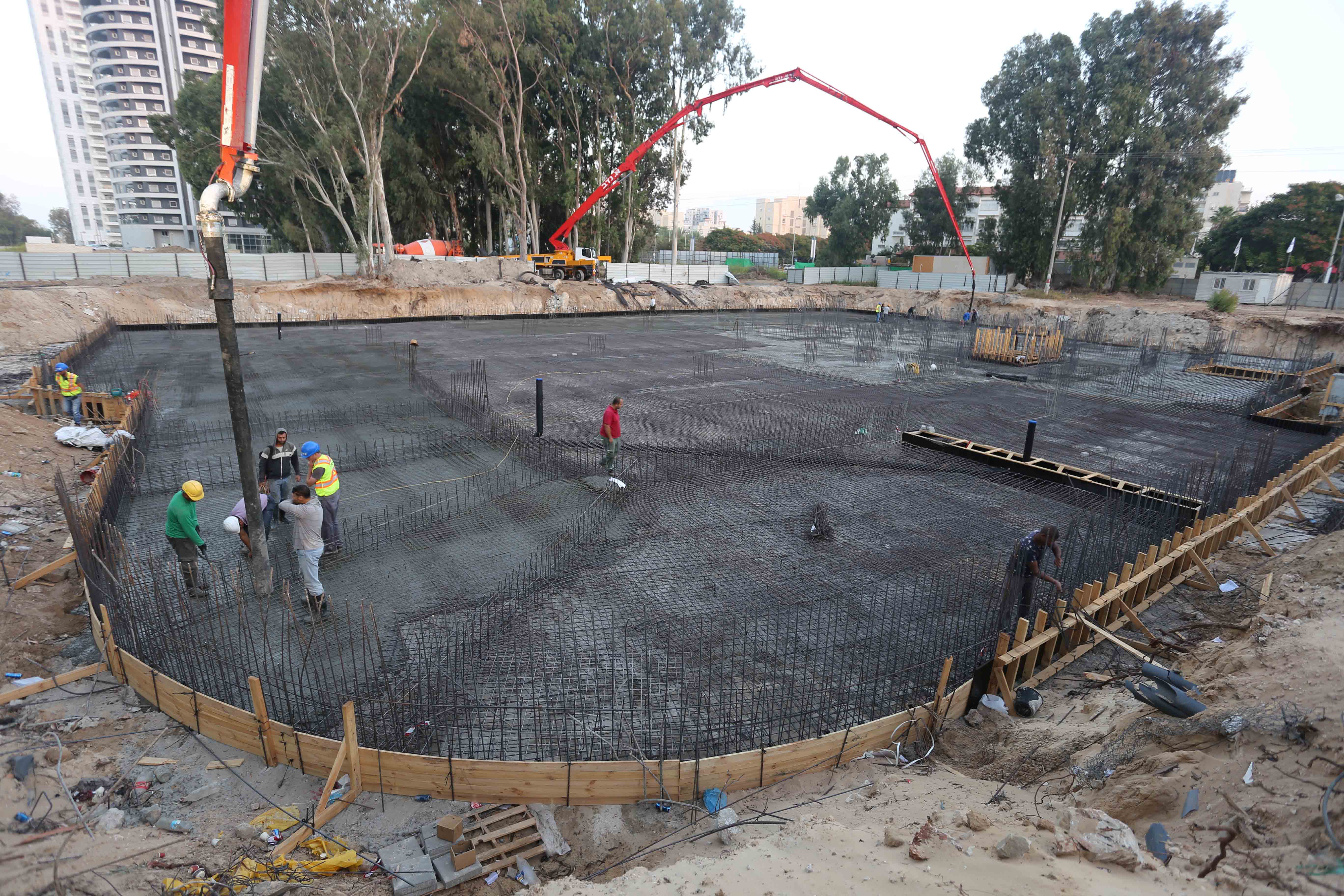 אתר בניה, איטום בטון, בניית יסודות,